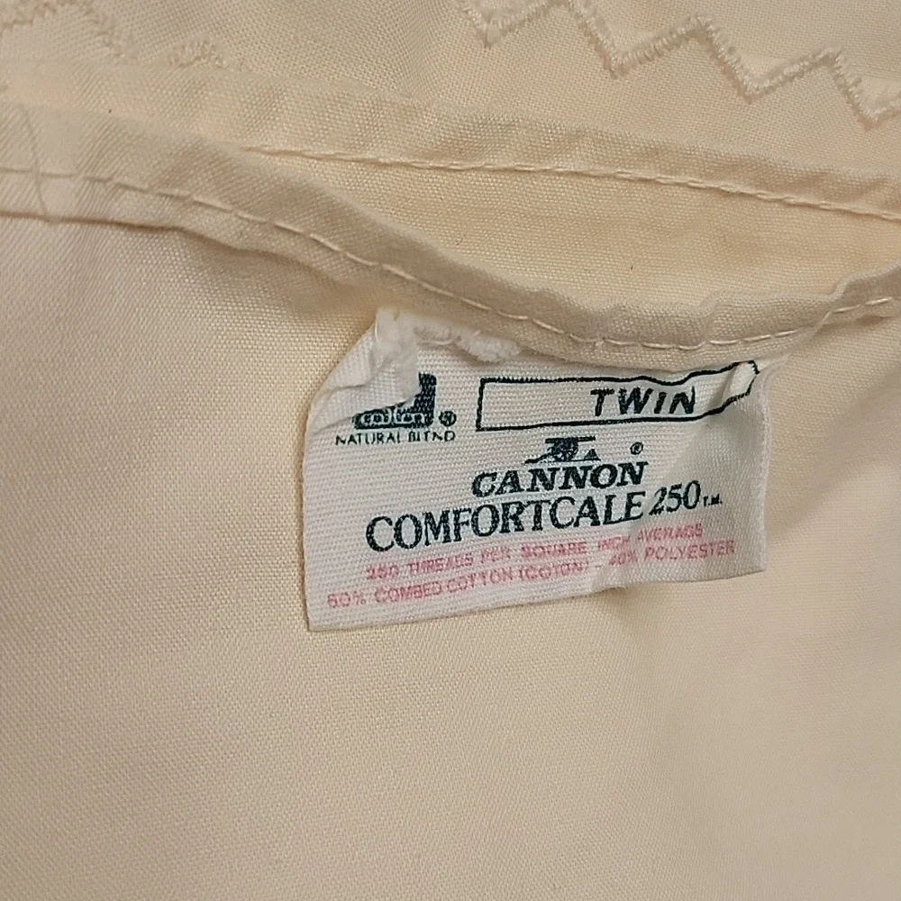 Vintage Cannon Comfortcale 250 thread 60 cotton 40‎ polyester Twin cream 2pc set